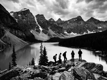 Schwarzweiss-Reportagebild vom Wahrzeichen Moraine Lake in Lake Louise Kanada, dokumentarische Reisefotografie mit starken Kontrasten - Foto: THN