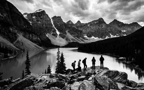Schwarzweiss-Reportagebild vom Wahrzeichen Moraine Lake in Lake Louise Kanada, dokumentarische Reisefotografie mit starken Kontrasten - Foto: THN