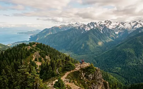 Editorialbild im Reisemagazin-Stil vom Wahrzeichen Olympic-Nationalpark in Port Angeles USA, ausgewogene Bildgestaltung und natuerliches Umgebungslicht - Foto: THN