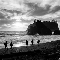 Schwarzweiss-Reportagebild vom Wahrzeichen Olympic-Nationalpark in Port Angeles USA, dokumentarische Reisefotografie mit starken Kontrasten - Foto: THN