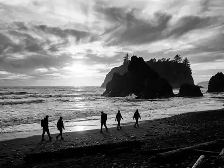 Schwarzweiss-Reportagebild vom Wahrzeichen Olympic-Nationalpark in Port Angeles USA, dokumentarische Reisefotografie mit starken Kontrasten - Foto: THN