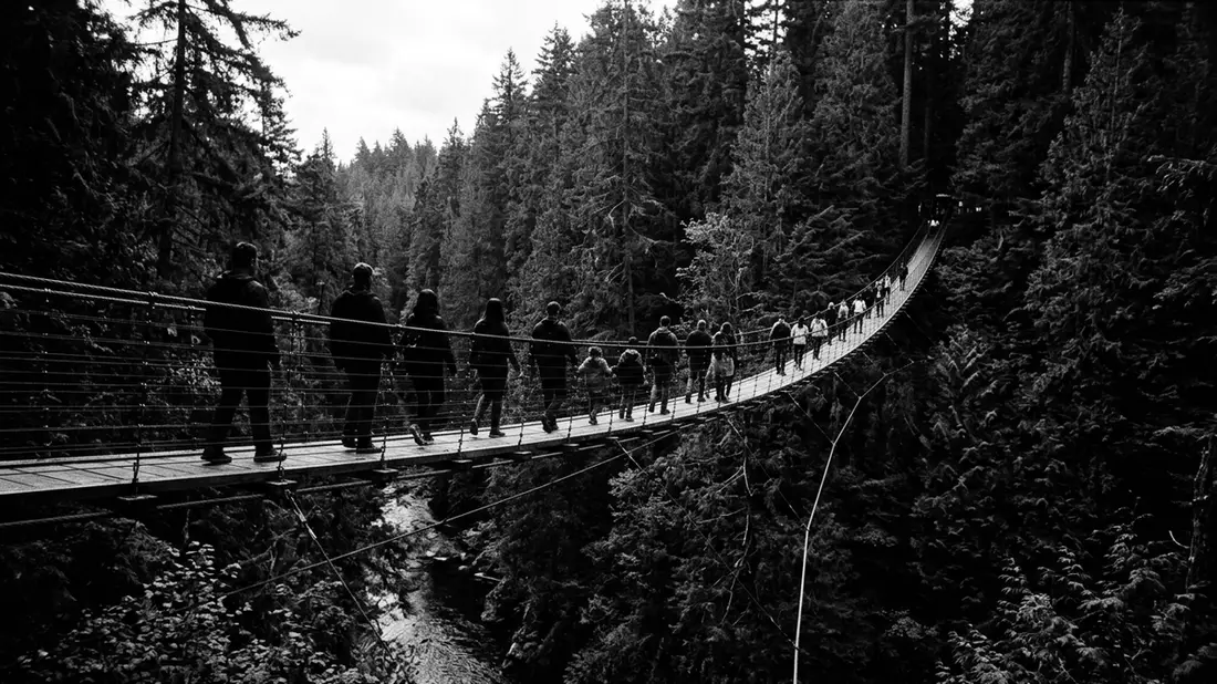 Schwarzweiss-Reportage vom Wahrzeichen Capilano Suspension Bridge in North Vancouver, Kanada