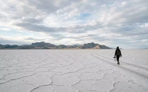 Editorialbild im Reisemagazin-Stil vom Wahrzeichen Bonneville Salt Flats in Wendover USA, ausgewogene Bildgestaltung und natuerliches - Foto: THN