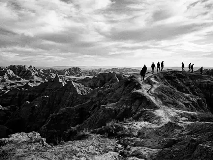 Schwarzweiss-Reportagebild vom Wahrzeichen Badlands-Nationalpark in Interior USA, dokumentarische Reisefotografie mit starken Kontrasten - Foto: THN