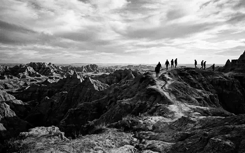 Schwarzweiss-Reportagebild vom Wahrzeichen Badlands-Nationalpark in Interior USA, dokumentarische Reisefotografie mit starken Kontrasten - Foto: THN