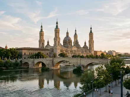 Editorialbild im Reisemagazin-Stil vom Wahrzeichen Basilica del Pilar Zaragoza in Zaragoza Spanien, ausgewogene Bildgestaltung und - Foto: THN