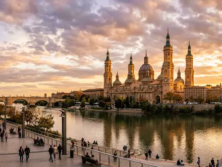 Fotorealistische Panoramaaufnahme von Basilica del Pilar Zaragoza in Zaragoza Spanien, warmes Abendlicht auf Wahrzeichen - Foto: THN