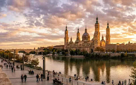 Fotorealistische Panoramaaufnahme von Basilica del Pilar Zaragoza in Zaragoza Spanien, warmes Abendlicht auf Wahrzeichen - Foto: THN