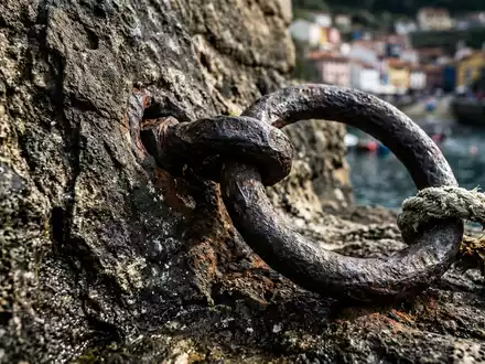 Extreme Makroaufnahme eines Materialdetails am Wahrzeichen Hafen von Cudillero in Cudillero Spanien, taktile Struktur und - Foto: THN