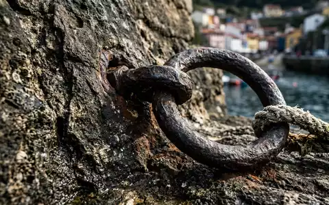 Extreme Makroaufnahme eines Materialdetails am Wahrzeichen Hafen von Cudillero in Cudillero Spanien, taktile Struktur und - Foto: THN