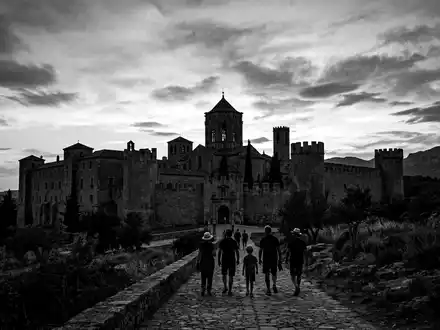 Schwarzweiss-Reportagebild vom Wahrzeichen Kloster Poblet in Vimbodi Spanien, dokumentarische Reisefotografie mit starken Kontrasten - Foto: THN