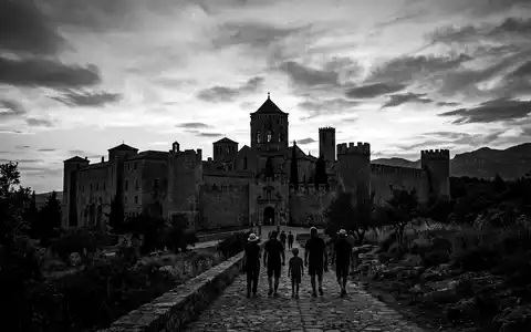 Schwarzweiss-Reportagebild vom Wahrzeichen Kloster Poblet in Vimbodi Spanien, dokumentarische Reisefotografie mit starken Kontrasten - Foto: THN