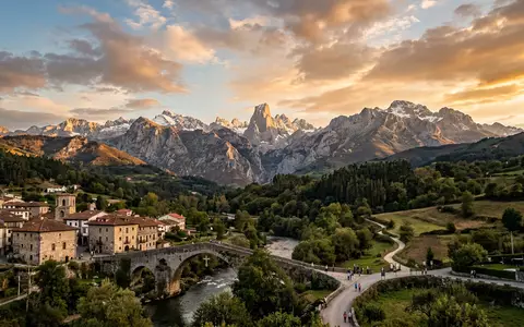 Fotorealistische Panoramaaufnahme von Picos de Europa in Cangas de Onis Spanien, warmes Abendlicht auf Wahrzeichen - Foto: THN
