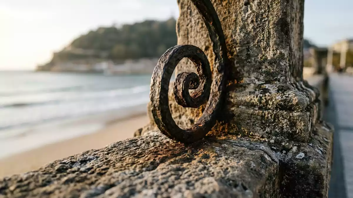 Makroaufnahme eines Materialdetails am Wahrzeichen Strand La Concha, San Sebastian Spanien