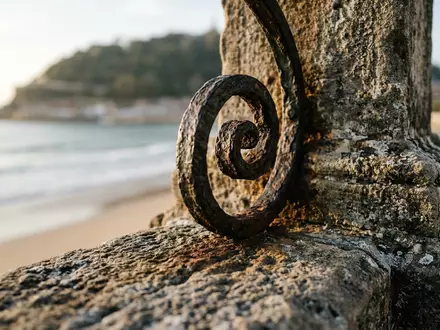 Extreme Makroaufnahme eines Materialdetails am Wahrzeichen Strand La Concha in San Sebastian Spanien, taktile Struktur - Foto: THN
