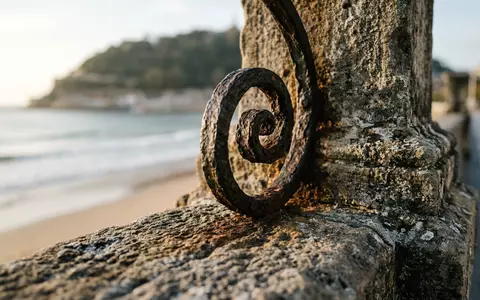 Extreme Makroaufnahme eines Materialdetails am Wahrzeichen Strand La Concha in San Sebastian Spanien, taktile Struktur - Foto: THN