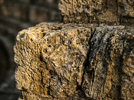 Extreme Makroaufnahme eines Materialdetails am Wahrzeichen Amphitheater Tarragona in Tarragona Spanien, taktile Struktur und weiches - Foto: THN