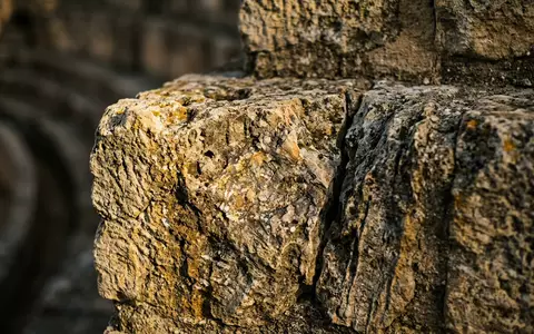 Extreme Makroaufnahme eines Materialdetails am Wahrzeichen Amphitheater Tarragona in Tarragona Spanien, taktile Struktur und weiches - Foto: THN