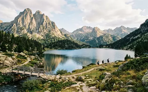 Editorialbild im Reisemagazin-Stil vom Wahrzeichen Nationalpark Aiguestortes in Boi Spanien, ausgewogene Bildgestaltung und natuerliches Umgebungslicht - Foto: THN