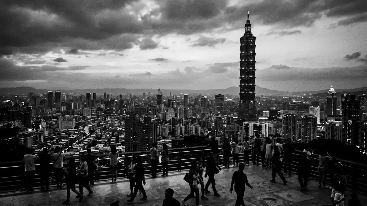 Schwarzweiss-Reportage vom Wahrzeichen Taipei 101 in Taipeh, Taiwan