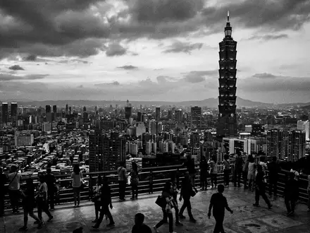 Schwarzweiss-Reportagebild vom Wahrzeichen Taipei 101 in Taipeh Taiwan, dokumentarische Reisefotografie mit starken Kontrasten - Foto: THN