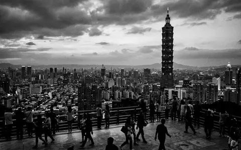 Schwarzweiss-Reportagebild vom Wahrzeichen Taipei 101 in Taipeh Taiwan, dokumentarische Reisefotografie mit starken Kontrasten - Foto: THN