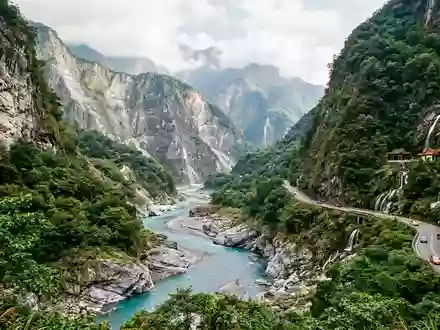 Editorialbild im Reisemagazin-Stil vom Wahrzeichen Taroko-Schlucht in Hualien Taiwan, ausgewogene Bildgestaltung und natuerliches Umgebungslicht - Foto: THN