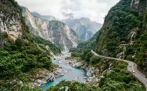 Editorialbild im Reisemagazin-Stil vom Wahrzeichen Taroko-Schlucht in Hualien Taiwan, ausgewogene Bildgestaltung und natuerliches Umgebungslicht - Foto: THN