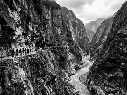 Schwarzweiss-Reportagebild vom Wahrzeichen Taroko-Schlucht in Hualien Taiwan, dokumentarische Reisefotografie mit starken Kontrasten - Foto: THN