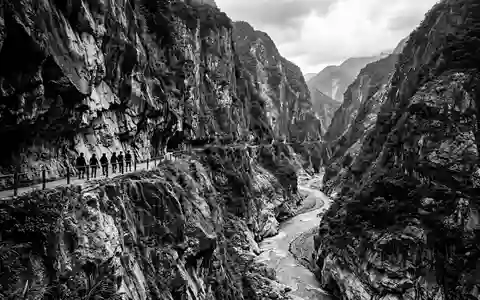 Schwarzweiss-Reportagebild vom Wahrzeichen Taroko-Schlucht in Hualien Taiwan, dokumentarische Reisefotografie mit starken Kontrasten - Foto: THN