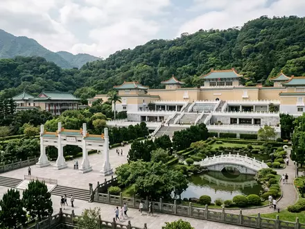 Editorialbild im Reisemagazin-Stil vom Wahrzeichen Nationales Palastmuseum Taipeh in Taipeh Taiwan, ausgewogene Bildgestaltung und natuerliches - Foto: THN
