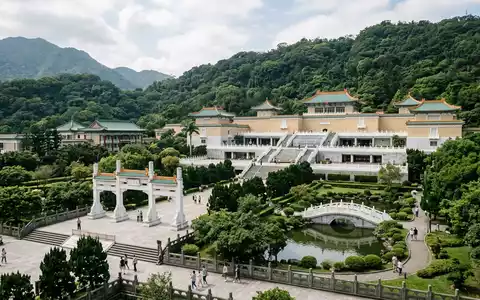 Editorialbild im Reisemagazin-Stil vom Wahrzeichen Nationales Palastmuseum Taipeh in Taipeh Taiwan, ausgewogene Bildgestaltung und natuerliches - Foto: THN