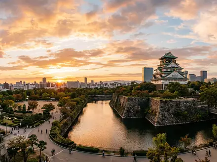 Fotorealistische Panoramaaufnahme von Burg Osaka in Osaka Japan, warmes Abendlicht auf Wahrzeichen - Foto: THN