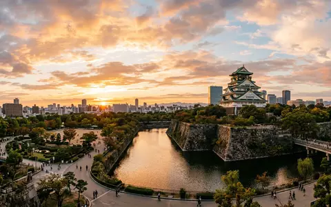 Fotorealistische Panoramaaufnahme von Burg Osaka in Osaka Japan, warmes Abendlicht auf Wahrzeichen - Foto: THN