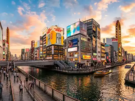 Fotorealistische Panoramaaufnahme von Dotonbori Osaka in Osaka Japan, warmes Abendlicht auf Wahrzeichen - Foto: THN