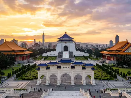 Fotorealistische Panoramaaufnahme von Chiang-Kai-shek-Gedächtnishalle in Taipeh Taiwan, warmes Abendlicht auf Wahrzeichen im Reisemotiv - Foto: THN