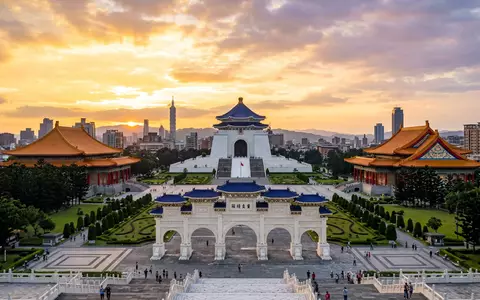 Fotorealistische Panoramaaufnahme von Chiang-Kai-shek-Gedächtnishalle in Taipeh Taiwan, warmes Abendlicht auf Wahrzeichen im Reisemotiv - Foto: THN