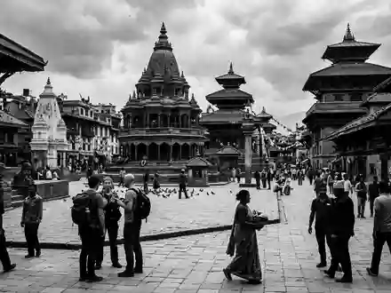 Schwarzweiss-Reportagebild vom Wahrzeichen Durbar Square Kathmandu in Kathmandu Nepal, dokumentarische Reisefotografie mit starken Kontrasten - Foto: THN