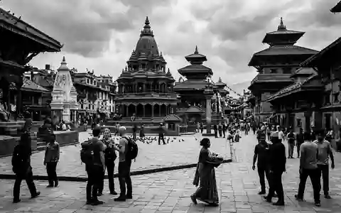 Schwarzweiss-Reportagebild vom Wahrzeichen Durbar Square Kathmandu in Kathmandu Nepal, dokumentarische Reisefotografie mit starken Kontrasten - Foto: THN