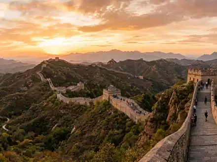 Fotorealistische Panoramaaufnahme von Große Mauer von China in Peking China, warmes Abendlicht auf Wahrzeichen - Foto: THN