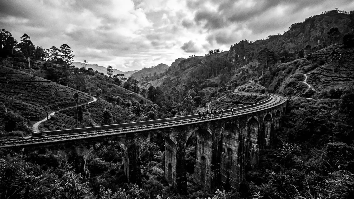 Schwarzweiss-Reportage vom Wahrzeichen Neunbogenbrücke Ella in Ella, Sri Lanka
