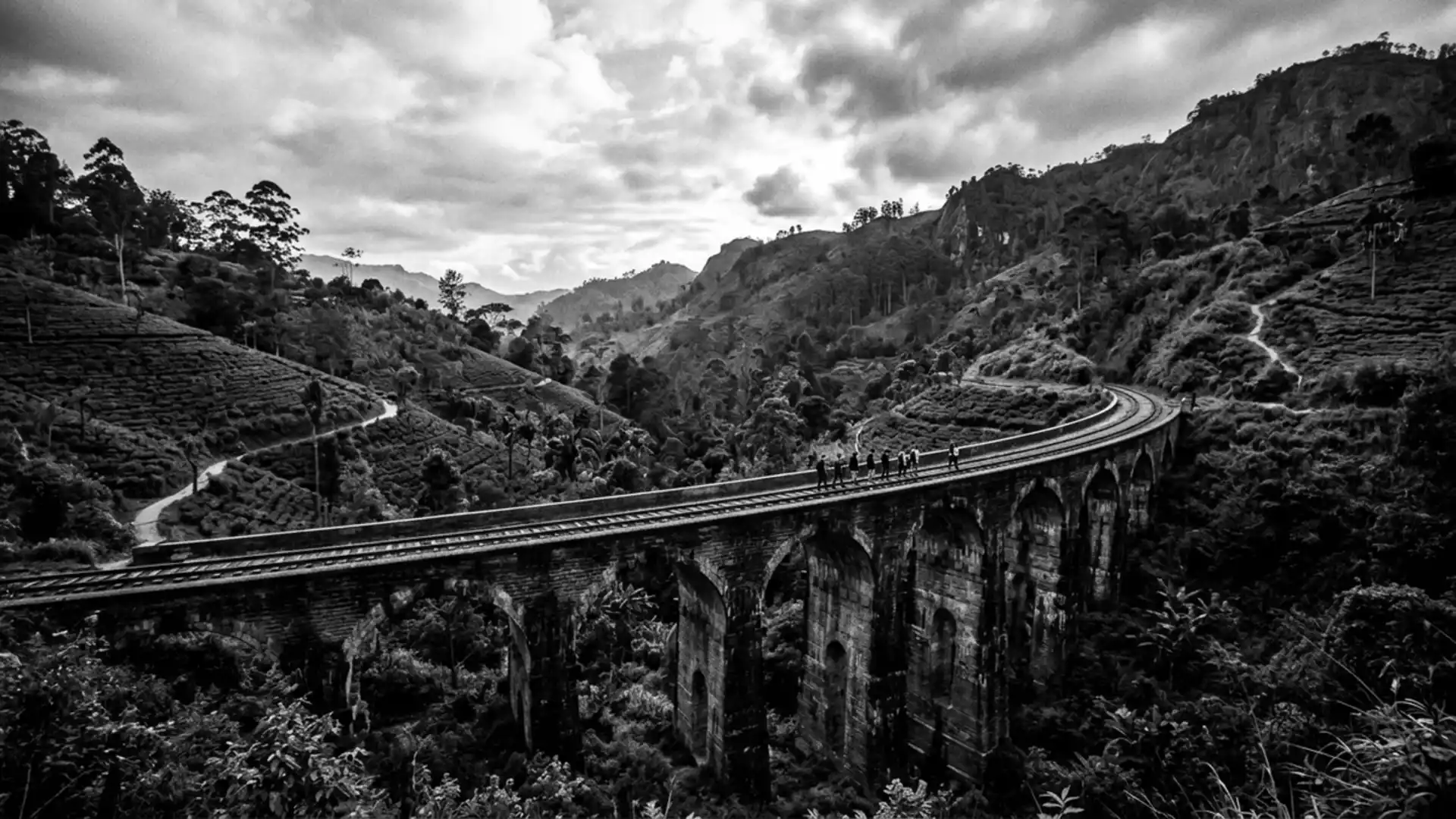Nine Arch Bridge in Ella and its stone curve above the Sri Lankan hills