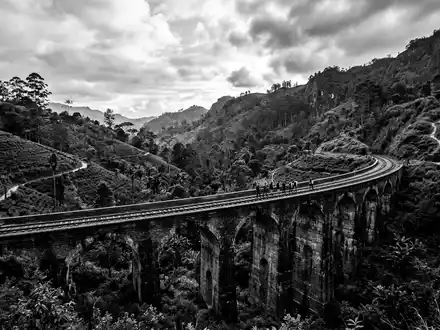 Schwarzweiss-Reportagebild vom Wahrzeichen Neunbogenbrücke Ella in Ella Sri Lanka, dokumentarische Reisefotografie mit starken Kontrasten - Foto: THN