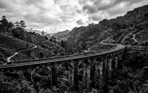 Schwarzweiss-Reportagebild vom Wahrzeichen Neunbogenbrücke Ella in Ella Sri Lanka, dokumentarische Reisefotografie mit starken Kontrasten - Foto: THN