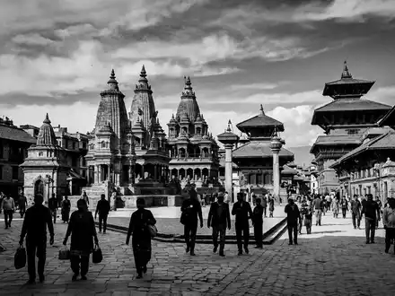 Schwarzweiss-Reportagebild vom Wahrzeichen Bhaktapur Durbar Square in Bhaktapur Nepal, dokumentarische Reisefotografie mit starken Kontrasten - Foto: THN