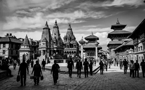 Schwarzweiss-Reportagebild vom Wahrzeichen Bhaktapur Durbar Square in Bhaktapur Nepal, dokumentarische Reisefotografie mit starken Kontrasten - Foto: THN