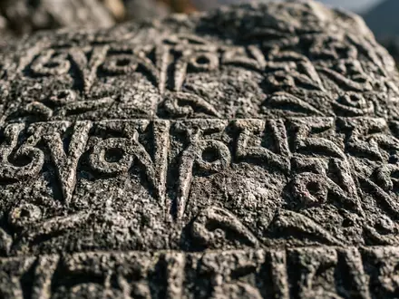 Extreme Makroaufnahme eines Materialdetails am Wahrzeichen Mount-Everest-Basislager in Khumbu Nepal, taktile Struktur und weiches Seitenlicht - Foto: THN