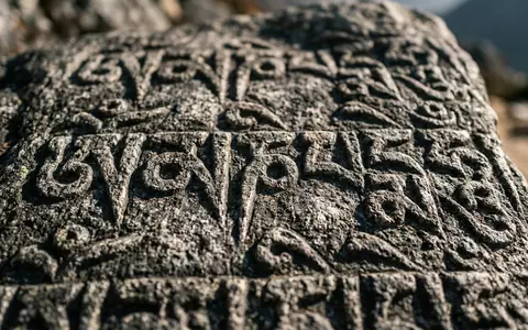 Extreme Makroaufnahme eines Materialdetails am Wahrzeichen Mount-Everest-Basislager in Khumbu Nepal, taktile Struktur und weiches Seitenlicht - Foto: THN