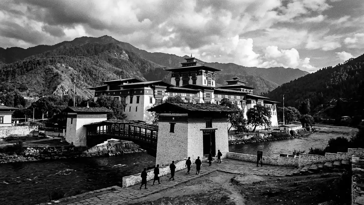 Schwarzweiss-Reportage vom Wahrzeichen Punakha Dzong in Punakha, Bhutan