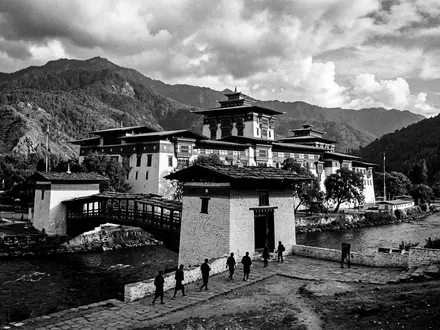 Schwarzweiss-Reportagebild vom Wahrzeichen Punakha Dzong in Punakha Bhutan, dokumentarische Reisefotografie mit starken Kontrasten - Foto: THN